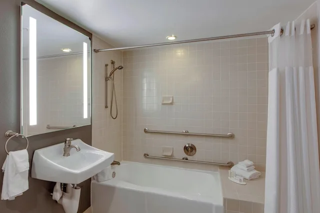 غرفة بسرير كينج في طابق مرتفع، COURTYARD BY MARRIOTT LOGAN AIRPORT 5/8