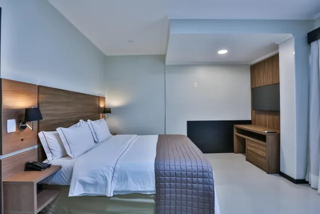 غرفة فاخرة بسرير كوين، Wyndham Golden Foz 1/2