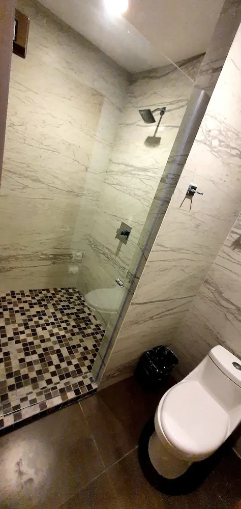 غرفة ديلوكس بسرير كينج بإطلالة على المدينة، Viaggio Resort Mazatlan 3/3