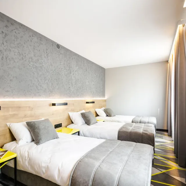 غرفة ثلاثية، AIR HOTEL 1/10