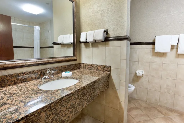 جناح بسريرين كوين بشرفة بغرفتين مع أريكة في طابق مرتفع، Drury Inn & Suites Flagstaff 2/3