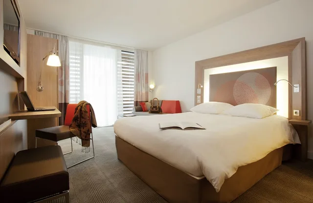 Superior Room Queen size bed Sofa bed 1 place, Novotel Paris 17 5/10