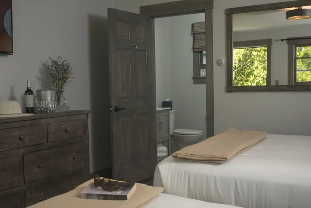 Lodge, 2 Queen Beds، Lake Bomoseen Lodge 3/3