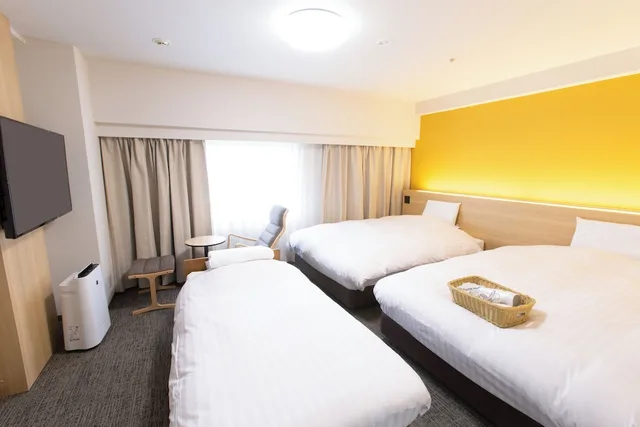 غرفة بريميوم بسرير فردي وسريرين مزدوجين مع سرير إضافي، Toyama Chitetsu Hotel 2/3