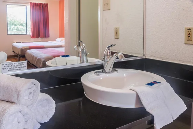 1 Queen Bed - Mobility Accessible Tub Nsmk، Motel6 Mesquite, TX - Rodeo - Convention Ctr 6/9