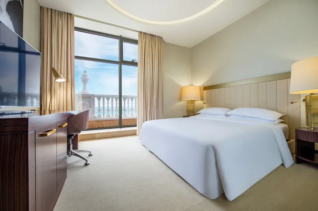 جناح كلوب بسرير كينج بشرفة، SHERATON BATUMI HOTEL 2/4