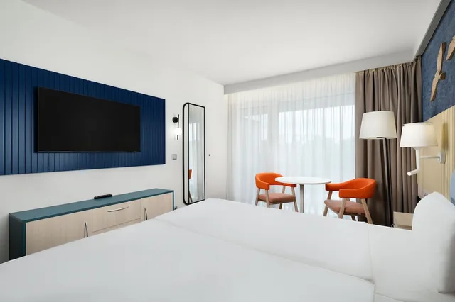 Premium, Queen Bed, Lake View, Annabella 3/5