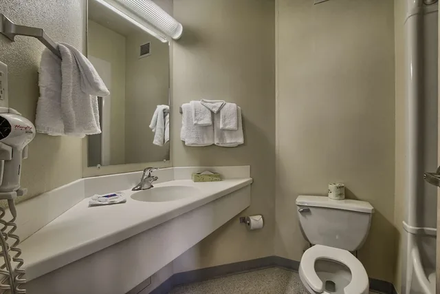 غرفة قياسية بسرير كينج، Motel6 London, ON - Ontario 9/10