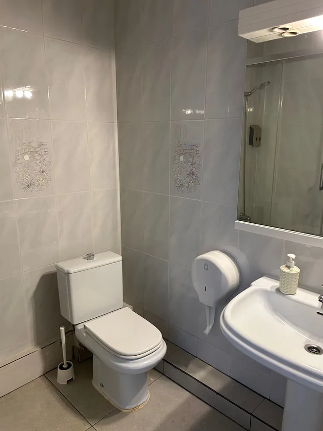 غرفة بسريرين منفصلين بحمام مشترك، Hostal Delfos 7/9