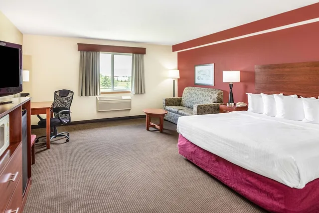 غرفة قياسية بسرير كينج مع أريكة، SureStay Plus Hotel by Best Western Litchfield 2/8