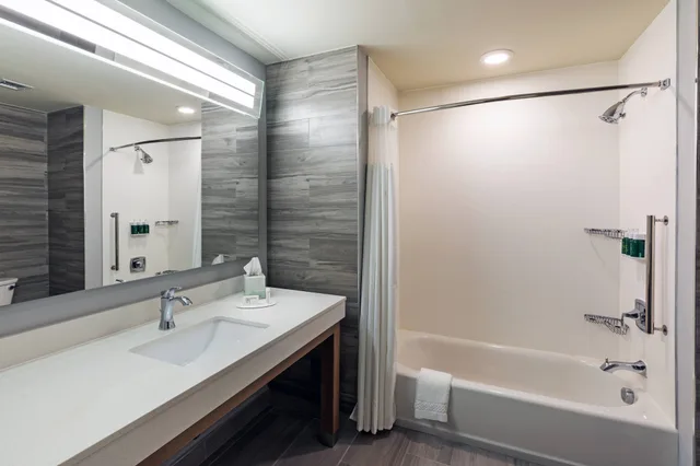 suite, multiple beds, balcony، Courtyard by Marriott South Padre Island 4/5