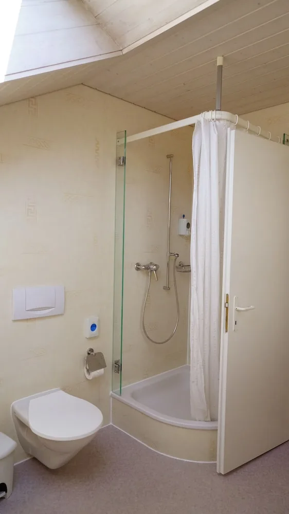 غرفة عائلية بسريرين منفصلين وسرير كوين بإطلالة على الجبل مع أريكة، Adventure Guesthouse 2/3