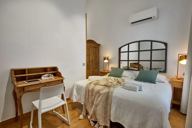 شقة بثلاثة أسرّة بغرفتي نوم مع أريكة، Lodgingmalaga Plaza de La Constitucion 2/3