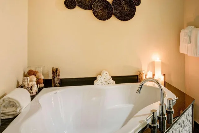 جناح سوبيريور، The Garrison Hotel & Suites Dover-Durham, Ascend Hotel Collection 2/5