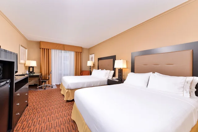 غرفة قياسية بسريرين كوين، Holiday Inn Express Breezewood 1/7