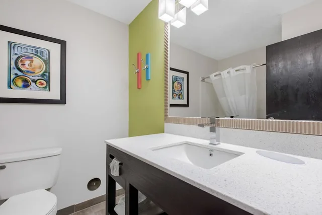 غرفة قياسية بسرير كينج، Quality Inn Morgantown, WV 2/3