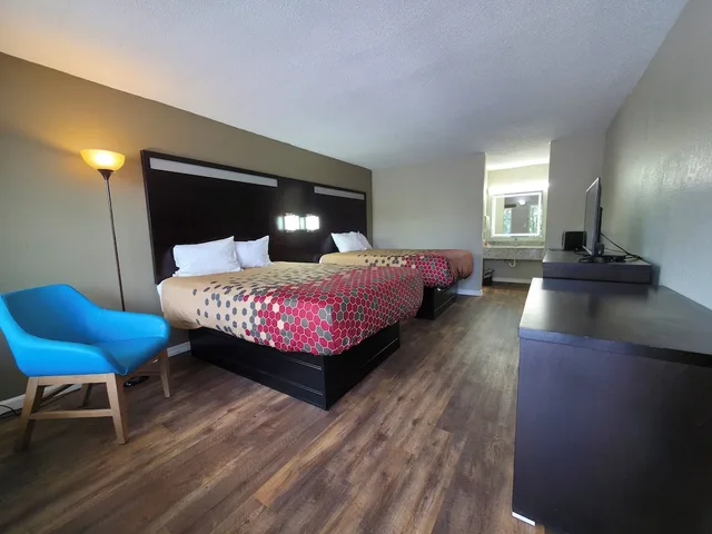 Standard, 2 Double Beds, Smoking, Econo Lodge Lavonia, GA 3/5
