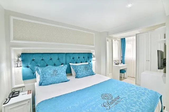 غرفة قياسية بسرير كوين بإطلالة على البحر، Glamour Hotel 2/2