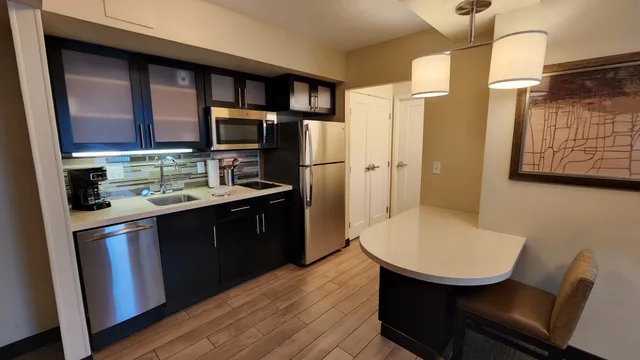 جناح بسرير كينج بغرفة نوم واحدة، Staybridge Suites Denver Downtown 7/7