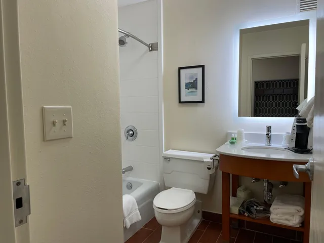 غرفة بسرير كوين، Holiday Inn Bangor 2/3