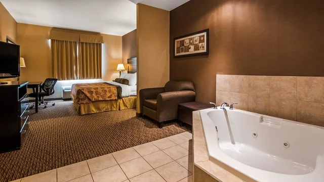 جناح بسرير كينج بحوض جاكوزي بمطبخ، Best Western Estevan Inn & Suites 6/8