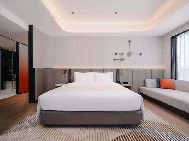 غرفة تنفيذية بسرير كينج وسرير كوين بإطلالة على الجبل، Novotel Xiamen Downtown 1/6
