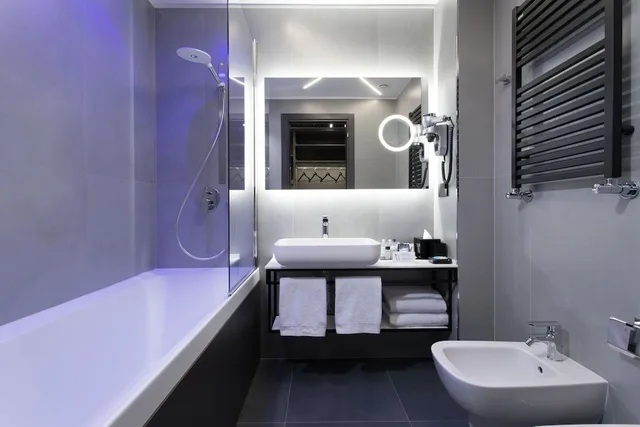 Classic, Queen Bed, iQ Hotel Milano 2/3