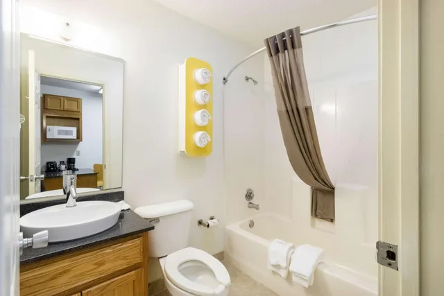 1 Queen Bed ADA/RI Shower/Non-Smoking، Studio6 Statesboro, GA 8/9