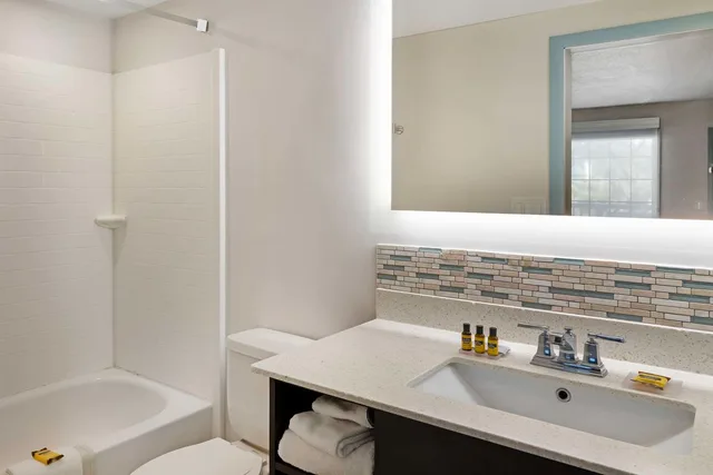 جناح بسرير كينج مع أريكة، Best Western Plus St. Simons 3/3