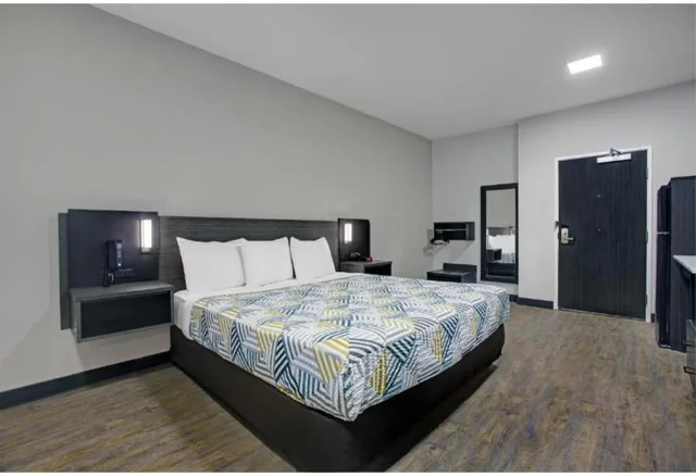 1 King Bed Mobil Access Tub Nsmk Kitchen، Motel6 Monahans, TX 2/8