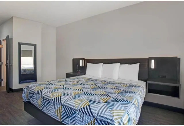 1 King Bed Mobil Access Tub Nsmk Kitchen، Motel6 Monahans, TX 4/8