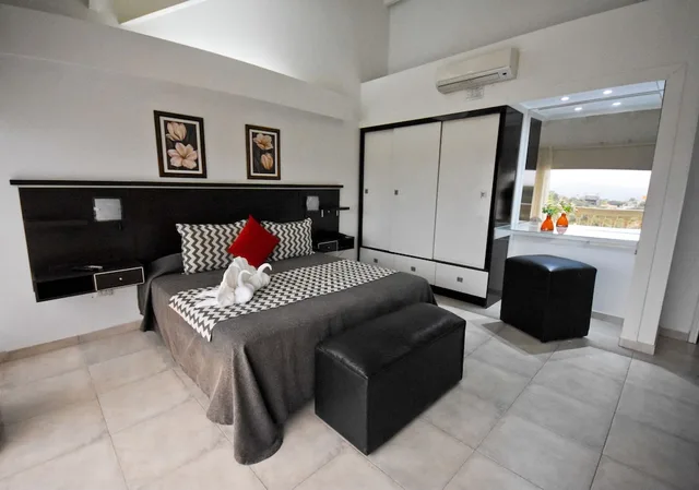 جناح تنفيذي بسريرين منفصلين مع أريكة، Villa La Font Resort and Spa 1/6