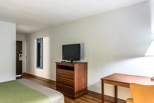 Deluxe, Queen Bed, Accessible, Motel6 Petersburg, VA - Fort Lee 8/10