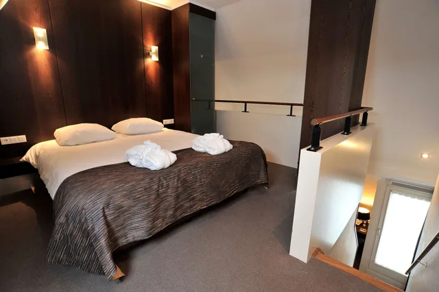 جناح جونيور بسرير كينج بشرفة بحوض استحمام، Golden Tulip West Ende 3/4