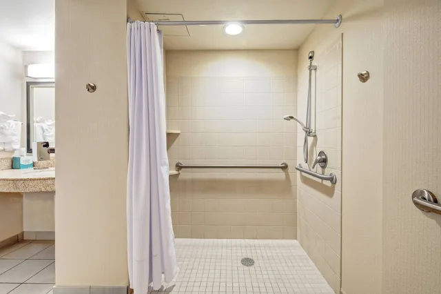 غرفة بسريرين كوين، Courtyard by Marriott Kansas City Country Club Plaza 4/6