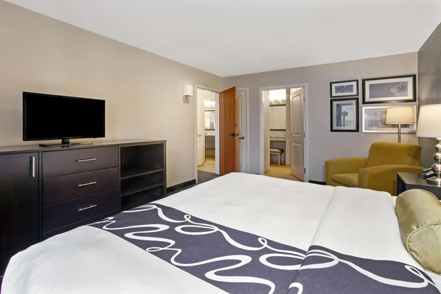 جناح بسرير كينج بغرفة نوم واحدة، La Quinta Inn & Suites by Wyndham Detroit Metro Airport 4/5