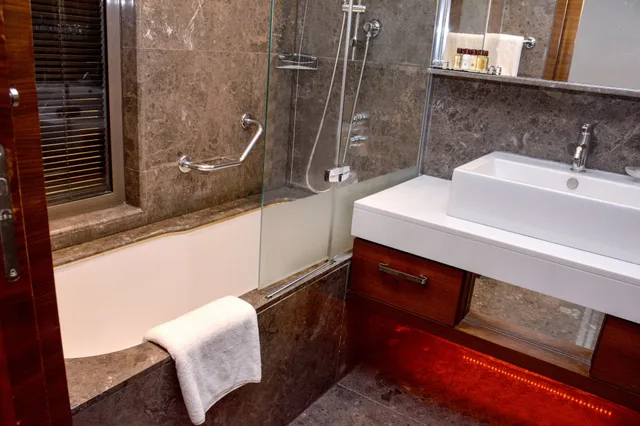 غرفة سوبيريور بسريرين منفصلين بإطلالة على البحر، Sheraton Istanbul Atakoy Hotel 7/9