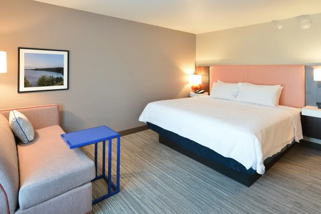 غرفة بسرير كينج، Hampton Inn & Suites Menomonie-UW Stout 1/4