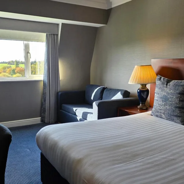 غرفة عائلية بسرير مزدوج وسريرين منفصلين، Windmill Village Hotel, Golf Club Spa, BWSC 4/9