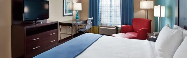 غرفة قياسية بسرير كينج، Holiday Inn Express Suites North Kansas City Ex Quality Inn Suites 1/3