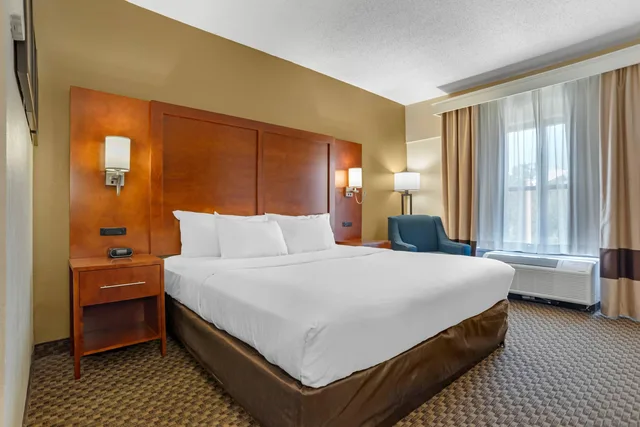 غرفة بسرير كينج، Comfort Suites Tallahassee Capitol - University Area 3/8