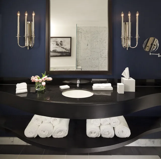 غرفة بسرير كينج، The Hotel George A Kimpton Hotel 3/3
