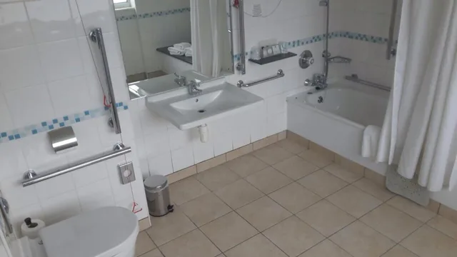 غرفة بسرير مزدوج وسرير فردي لذوي الإعاقة، Holiday Inn Derby Nottingham M1 J25 6/6