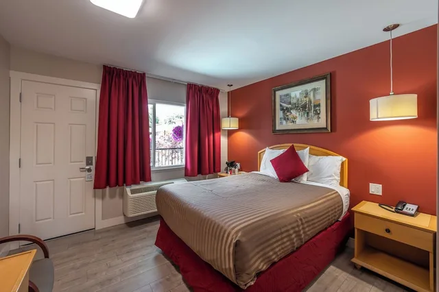 جناح بسرير كوين بغرفة نوم واحدة مع أريكة بمطبخ، Sahara Courtyard Inn Penticton 4/8