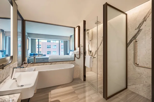 غرفة بسرير كينج لذوي الإعاقة، Hilton Saigon 1/2
