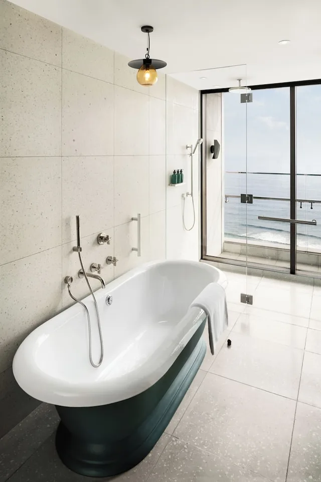 جناح بريميير بسرير كينج بإطلالة على البحر، New World Hoiana Beach Resort 6/7