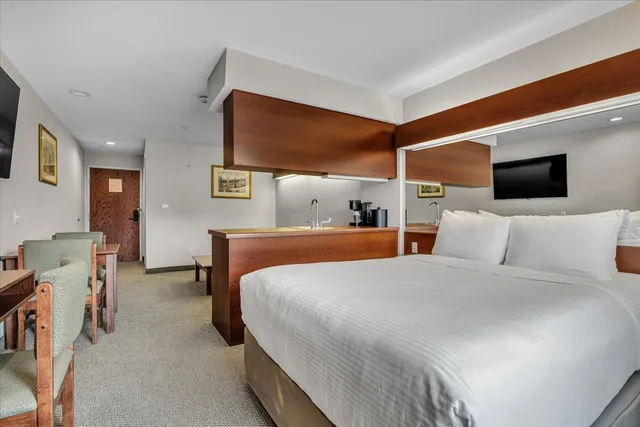Suite, Queen Bed, The Block Hotel 2/6