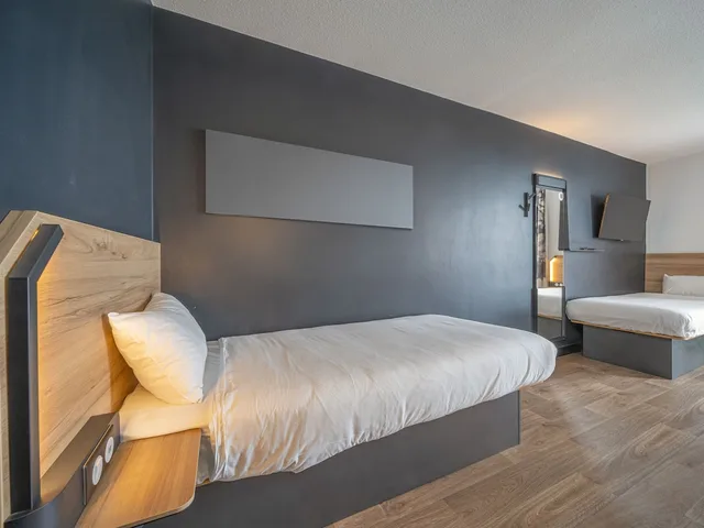 غرفة رباعية بسرير مزدوج وسريرين منفصلين بإطلالة على البحر، B&B HOTEL Fort de France 3/5