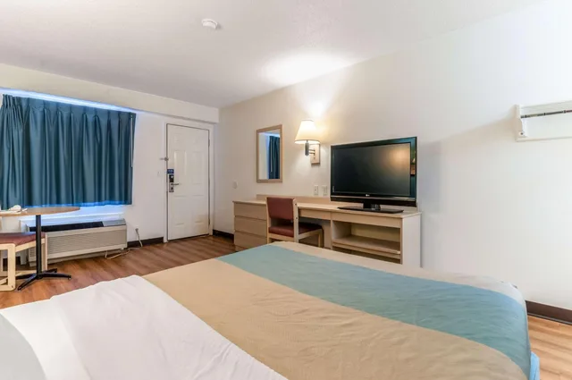 1 Full Bed - Mobility Access RI Shwr, Nsmk، Motel6 Farmington Hills, MI - Northwest - Farmington Hills 4/10