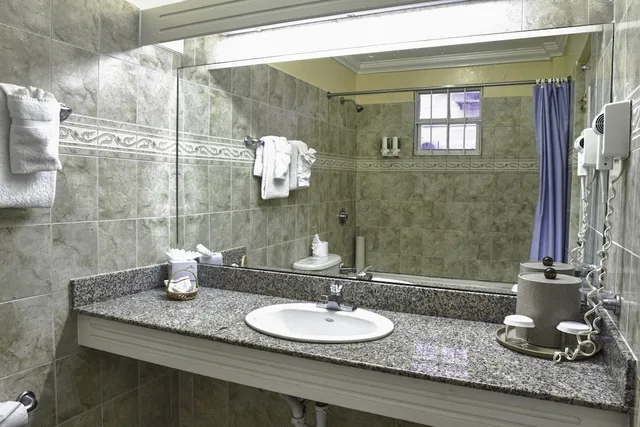 جناح بسرير كينج وسريرين مزدوجين بغرفتي نوم مع أريكة، Bay Gardens Hotel 3/5